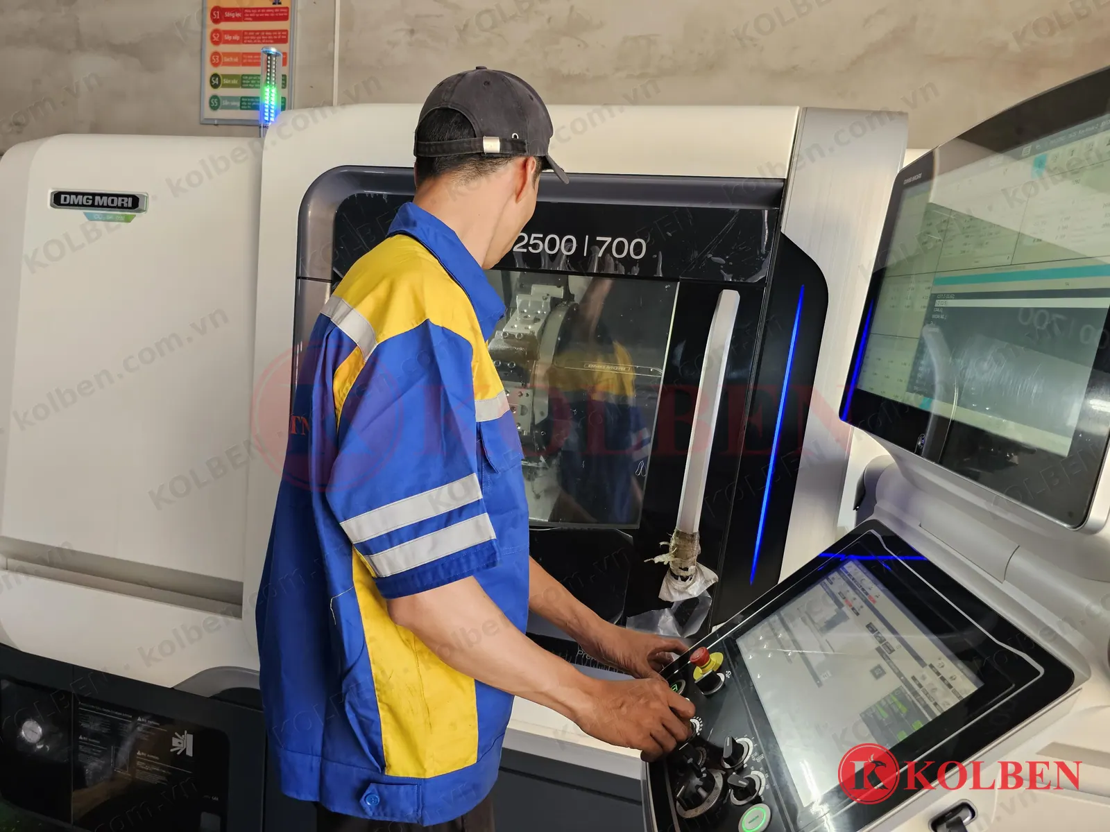 Vận hành máy CNC tại xưởng KOLBEN